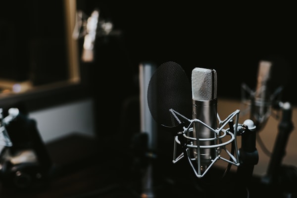 Un microphone de table de grande qualité entouré d'éclairages feutrés